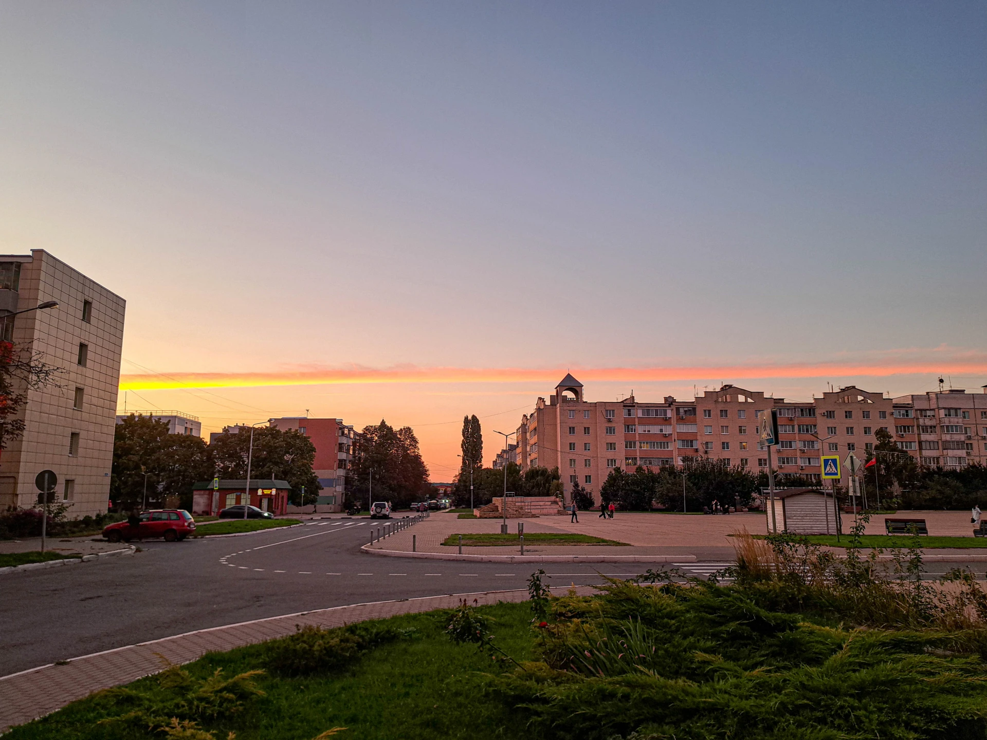🌅 Сегодняшнее вечернее закатное небо, вид из центра. Красота!
