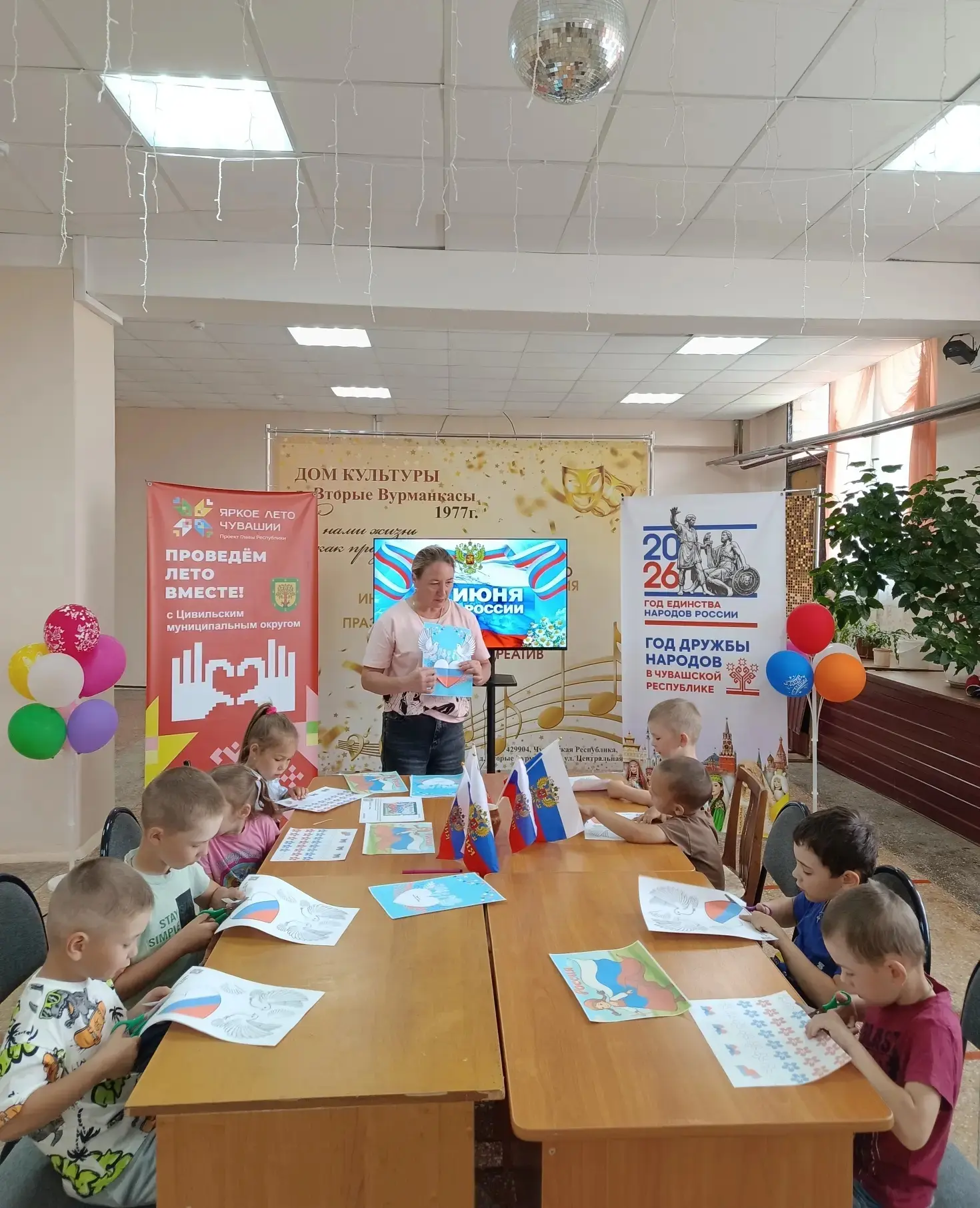 Мероприятие ко Дню России во Второвурманкасинском сельском доме культуры   мастер-класс с директором