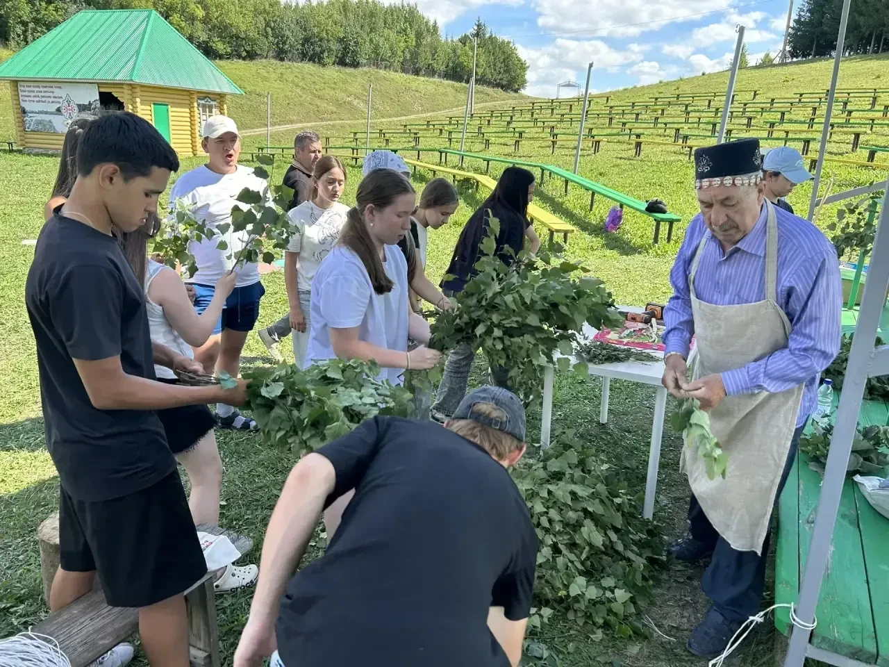 «Хыял» үзәге районыбыз яшьләре арасында онытыла барган һөнәрләргә яңа сулыш өрү, милли һәм мәдәни ми