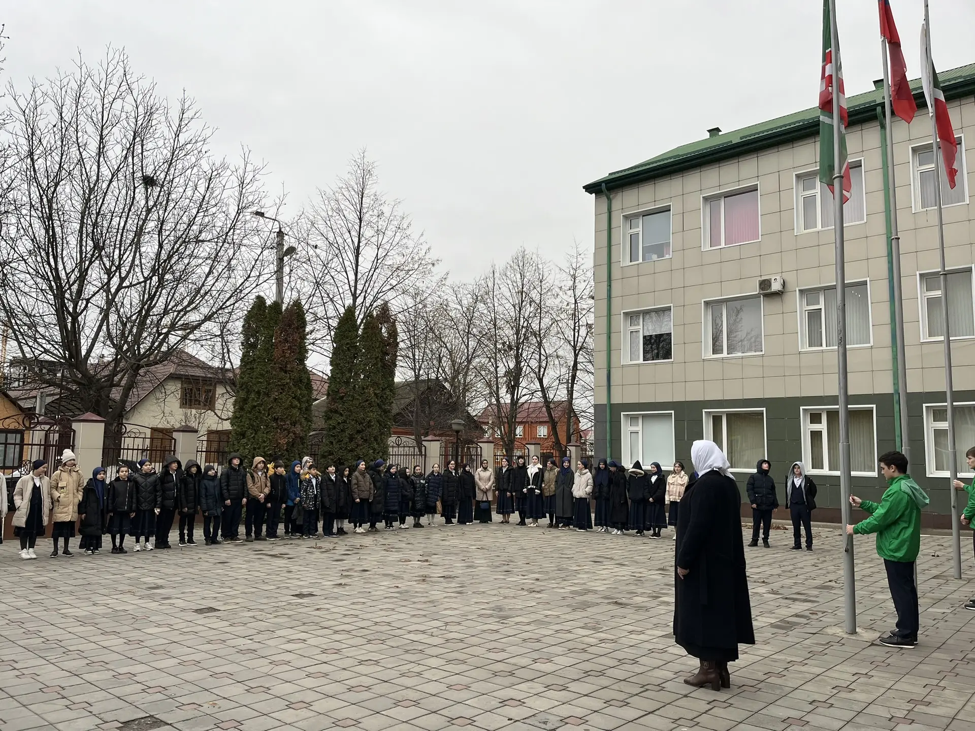 По традиции в МБОУ «СОШ №20 им. М.С.Ташухаджиева» учебная неделя началась с церемонии поднятия госуд