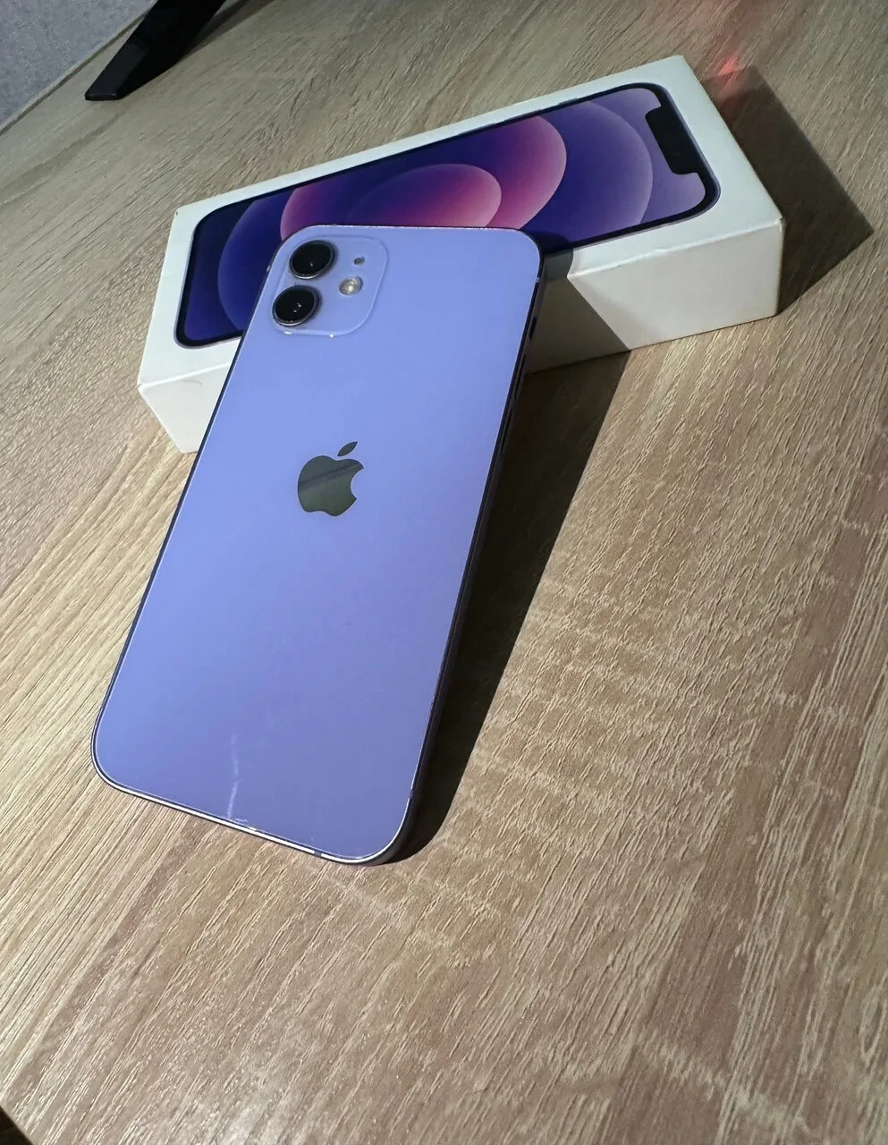iPhone 12 128gb
На телефоне наклеено защитное стекло, под стеклом есть трещина в нижнем левом углу. 