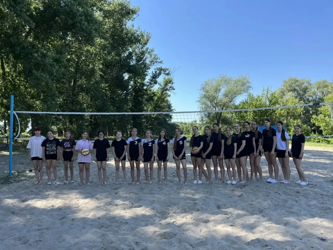 🏐 Итоги турнира по пляжному волейболу посвящённого Дню России🇷🇺

Среди 12 команд в трёх возрастны