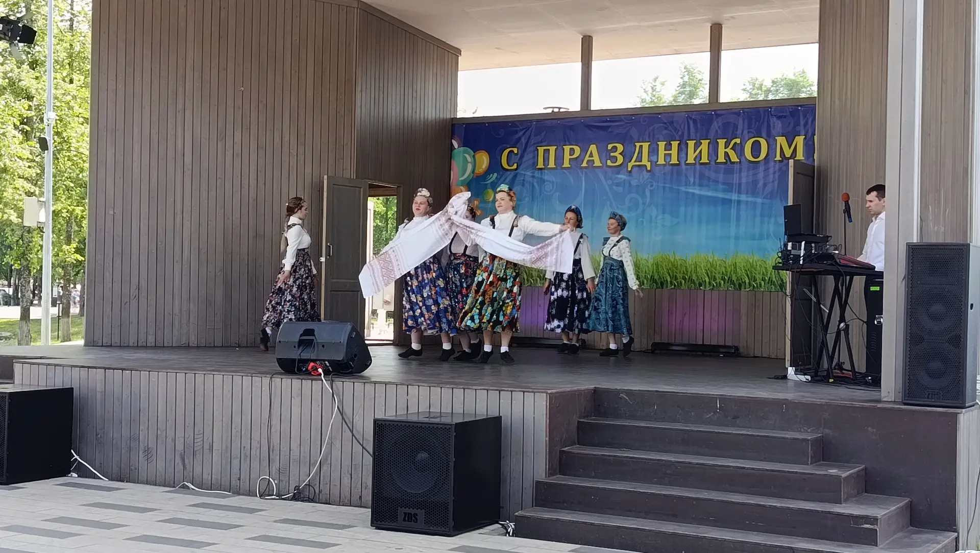 В рамках праздничных мероприятий на сцене Холуницкого Арбата состоялся IX межрайонный фестиваль танц