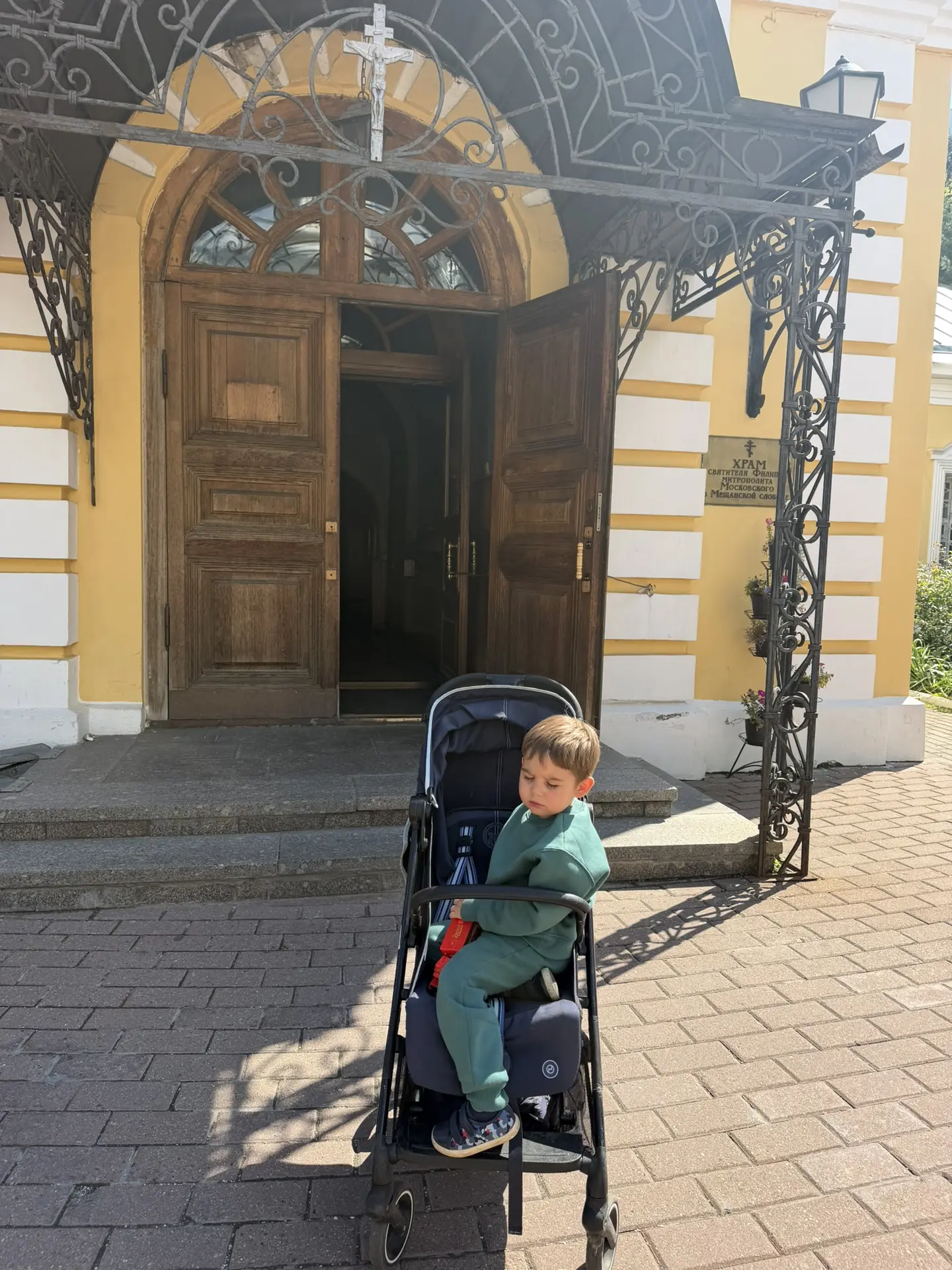 Хотели с детьми пойти сегодня в храм. Собрались, спустились вниз, а таксист уехал, отме...