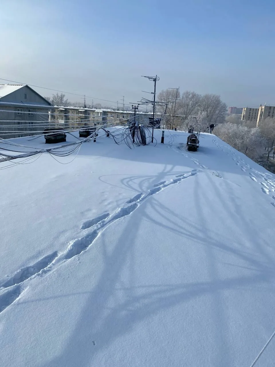 ❄️ СНЕГ НА КРЫШЕ - НЕ УКРАШЕНИЕ, А ОПАСНОСТЬ!