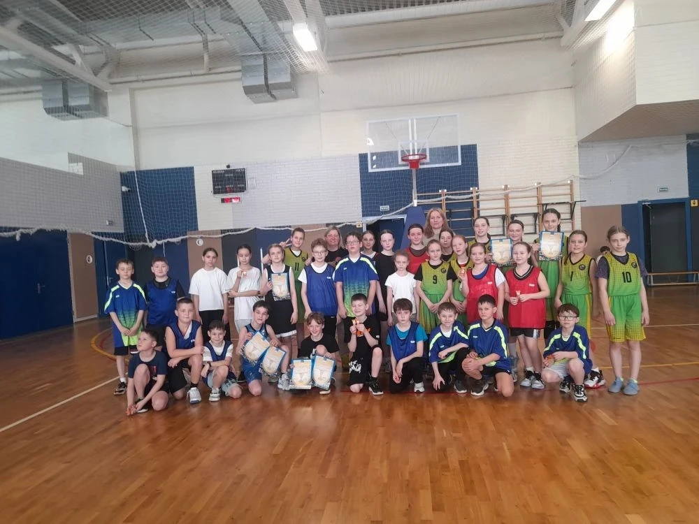 Каникулы с пользой: яркие игры по баскетболу!🏀✨  Сегодня в нашем спортивном зале кипели нешуточные с