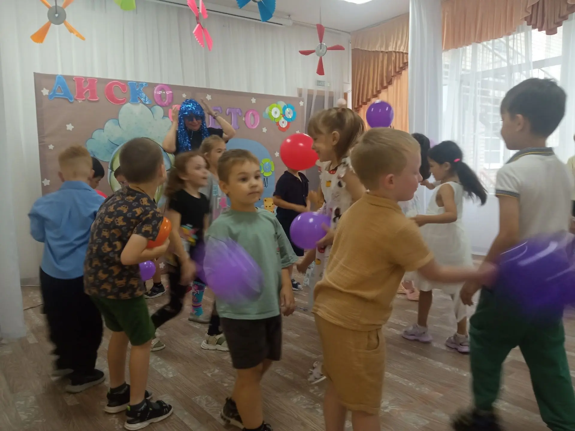 Детская дискотека – это веселая затея с зарядом положительных эмоций! Танцы, музыка, смех и радость.