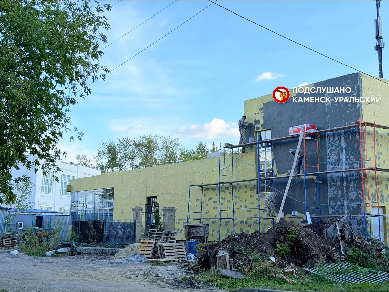 ✅ В центре Каменска-Уральского заканчивают строительство торгового объекта