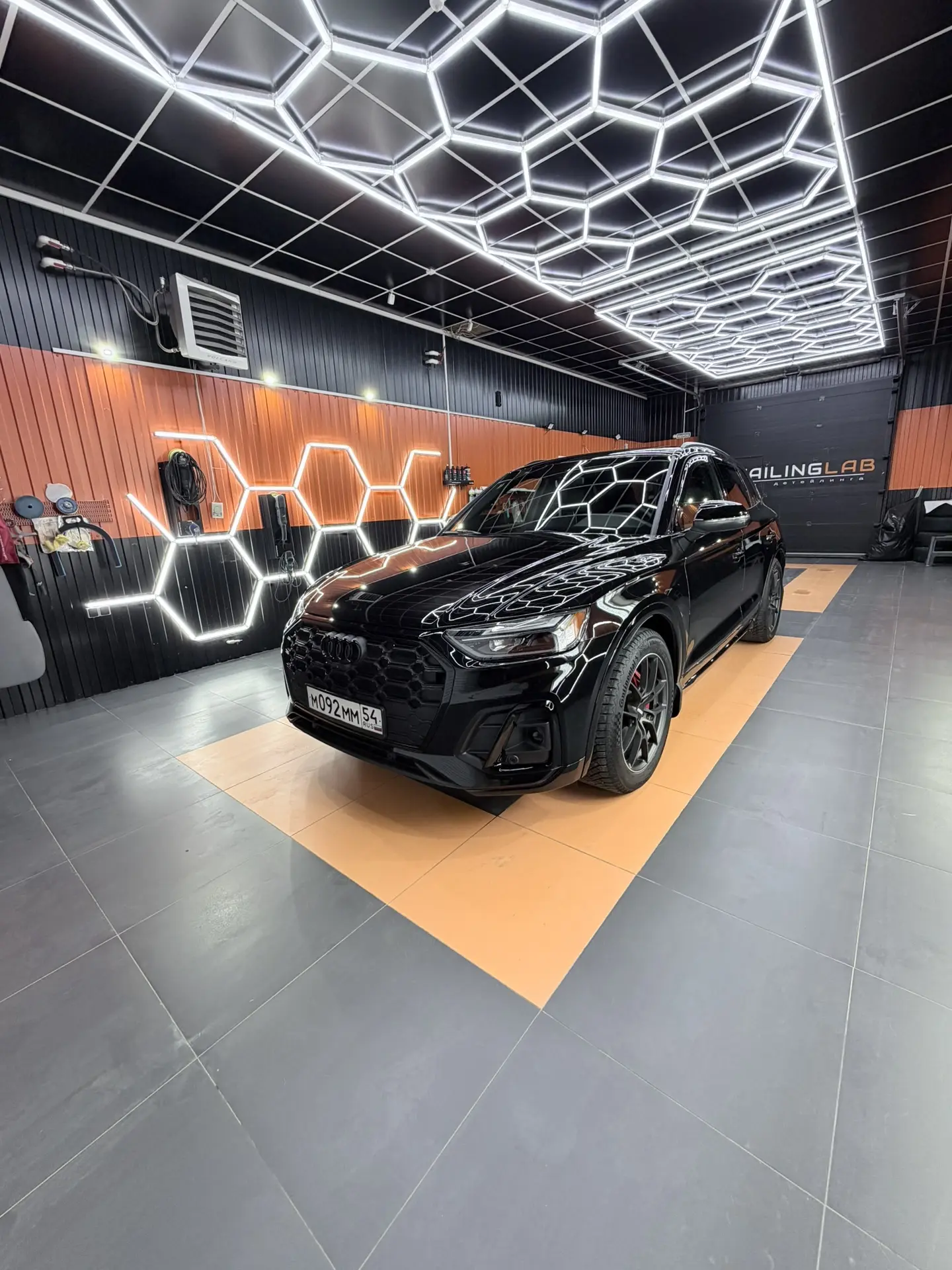 Audi SQ5 защита всего кузова антигравийной пленкой с нанесением керамики Gyeon PPF, защ...