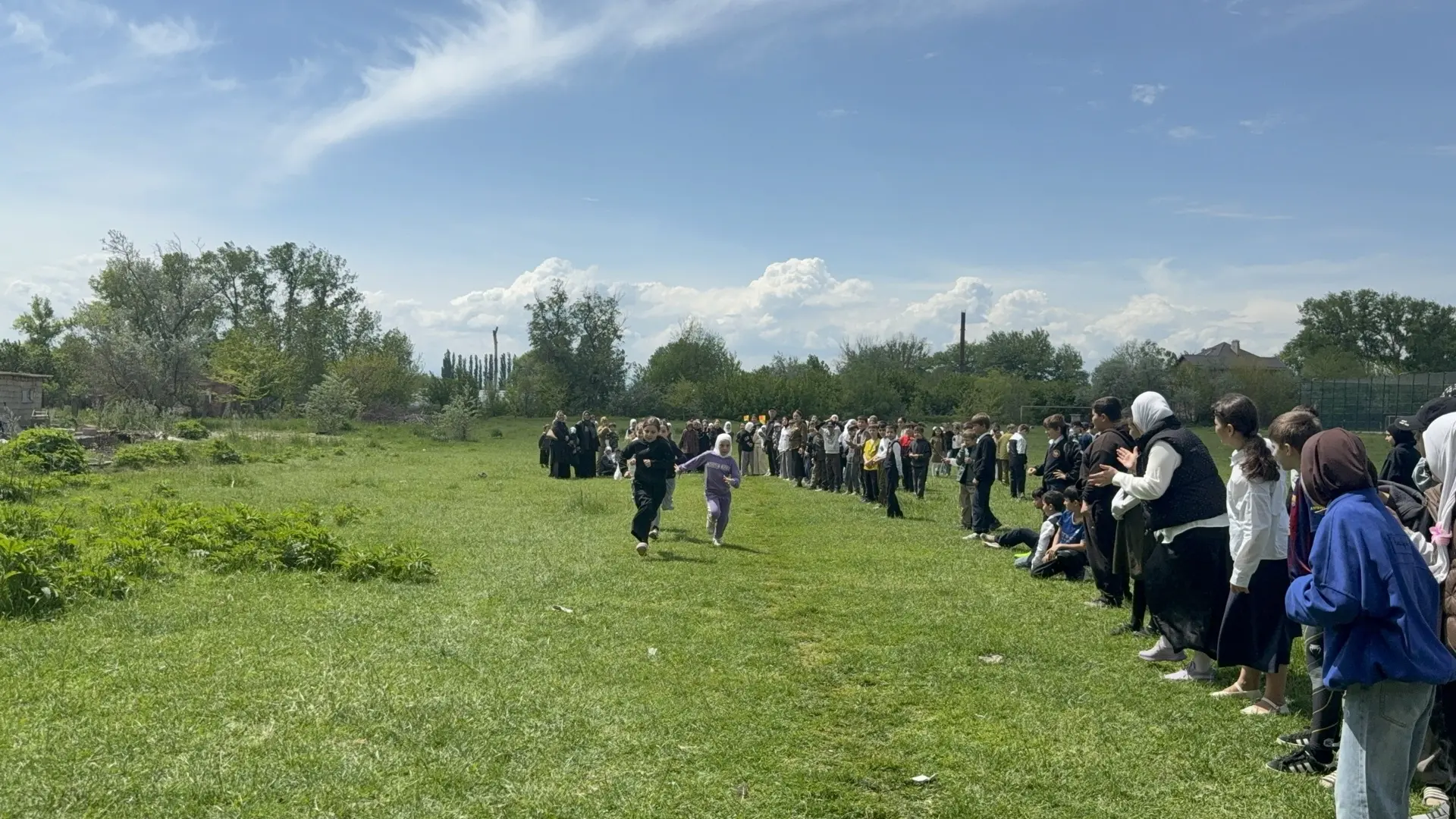 В честь Дня Победы, после торжественных мероприятий, учащиеся 2-8 классов нашей школы собрались на с
