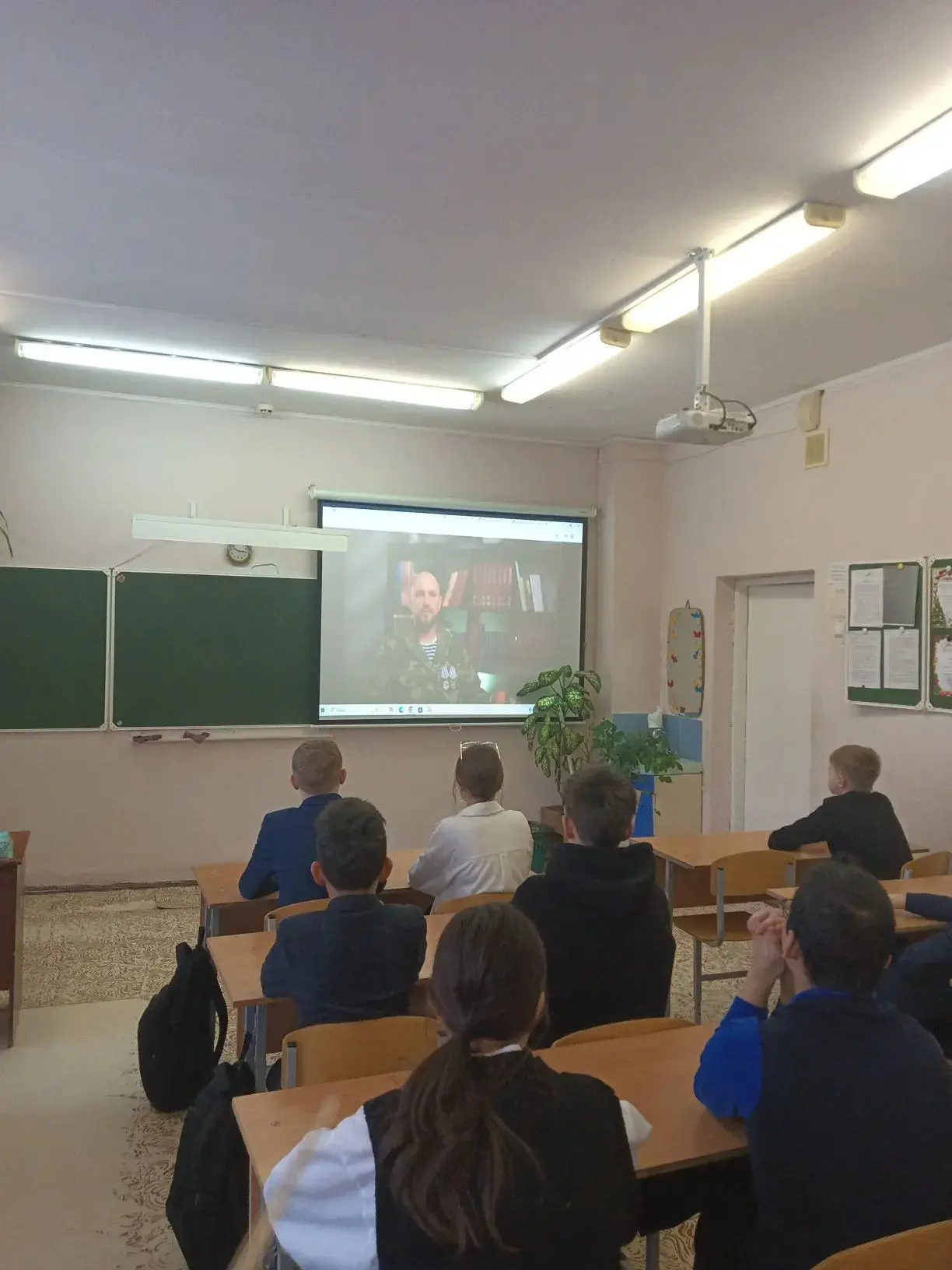 Новая учебная неделя в нашей школе традиционно началась с церемонии поднятия государственных флагов 
