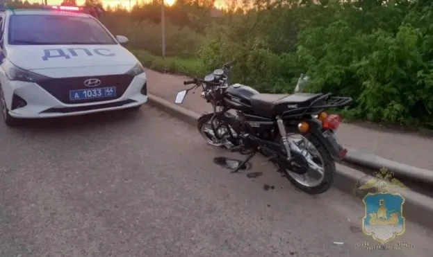 💥 В Шарье 15-летняя водитель мопеда получила травмы в ДТП   Школьница не имела водительских прав.  И