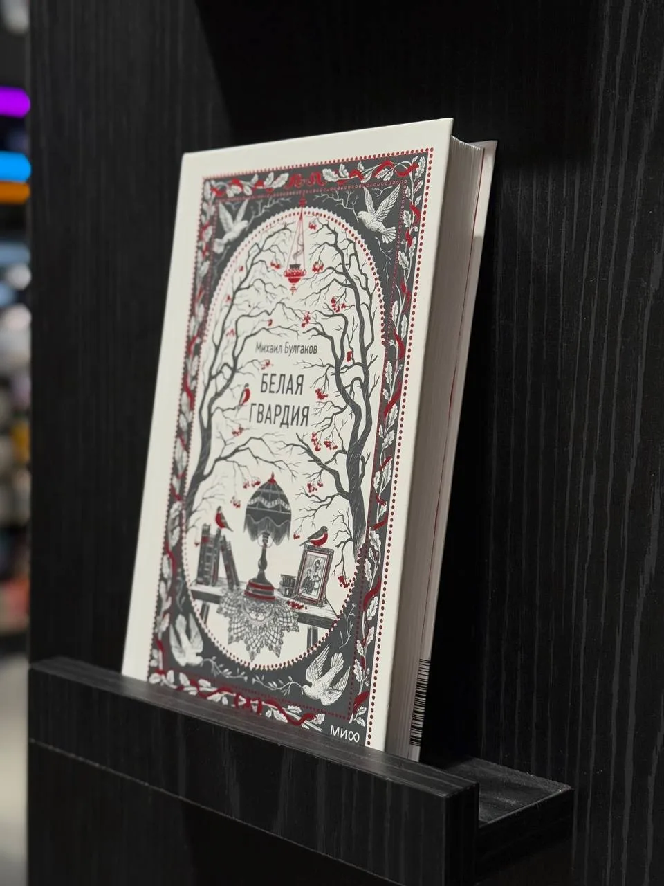 Еще один мой любимый вид шоппинга - книжный. Заходила на днях в обновленный Читай Город. Как стильно