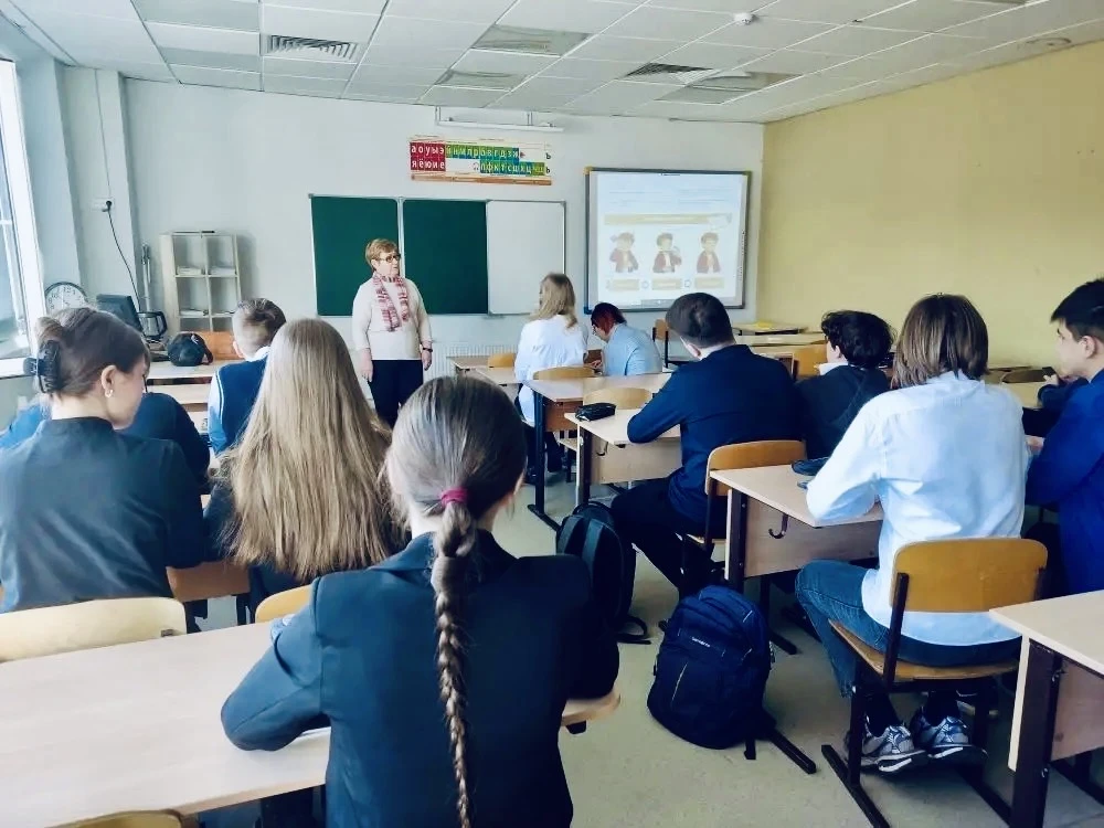 Как совладать с эмоциями❓  📌В лицее утро понедельника для школьников традиционно началось с торжеств
