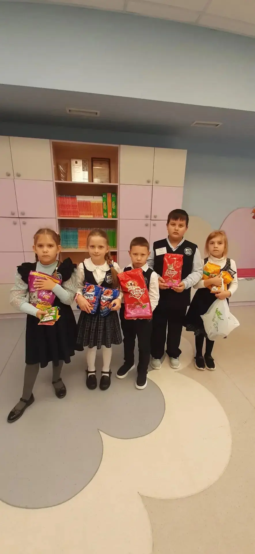 📌В МБОУ «СОШ №5» продолжается  благотворительная акция по сбору гуманитарной помощи дл...