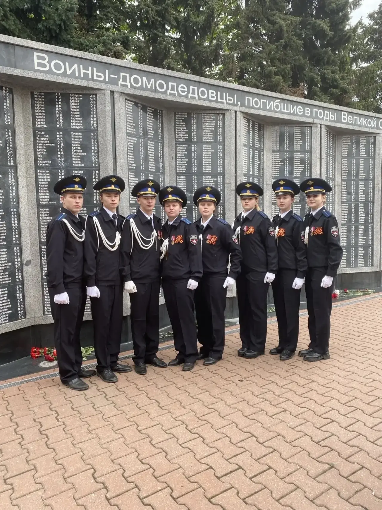 Память в строю: юнармейцы отряда «Истребители» встали в почётный караул у Вечного огня.  9 Мая, в де