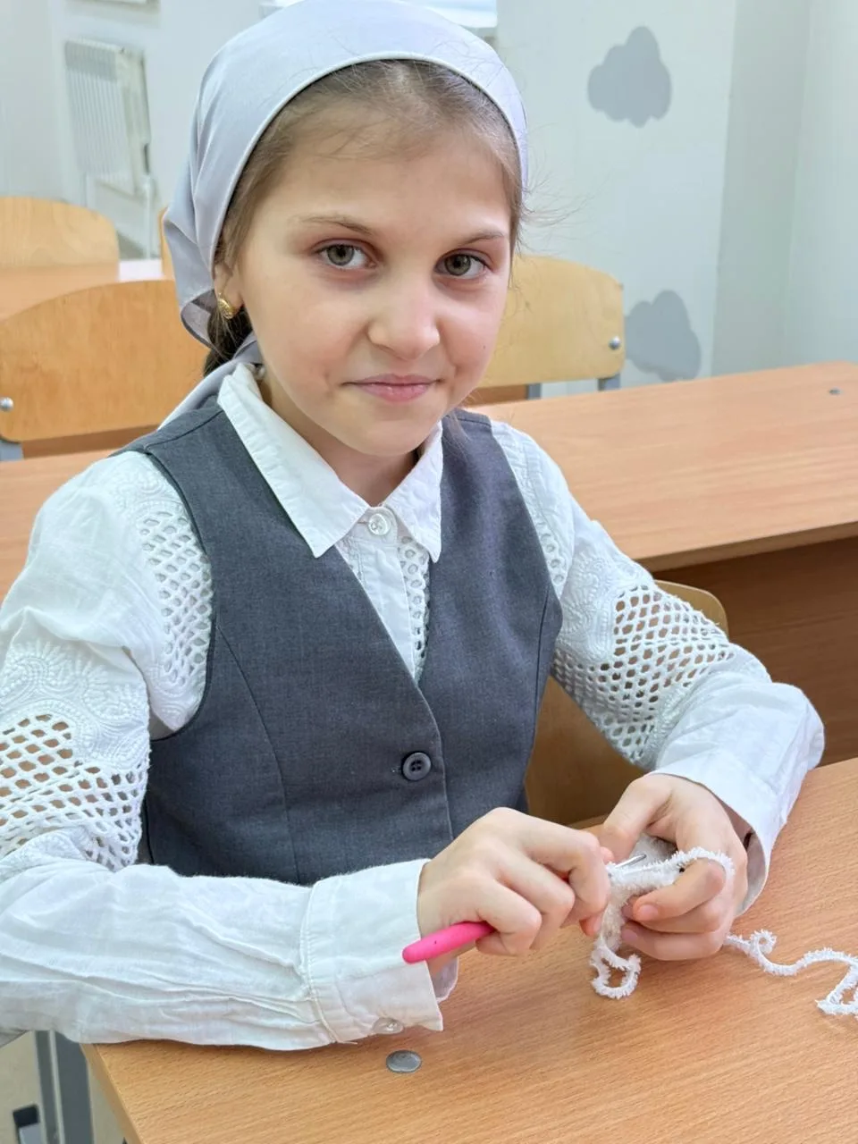 В кружке «Мозаика» сегодня царила уютная атмосфера   На занятии ребята вязали мягкие игрушки, отраба