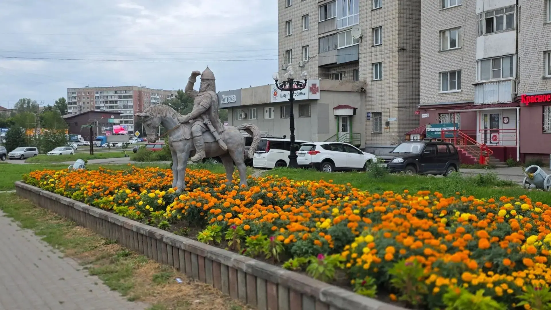 В Индустриальном районе продолжаются работы по содержанию клумб