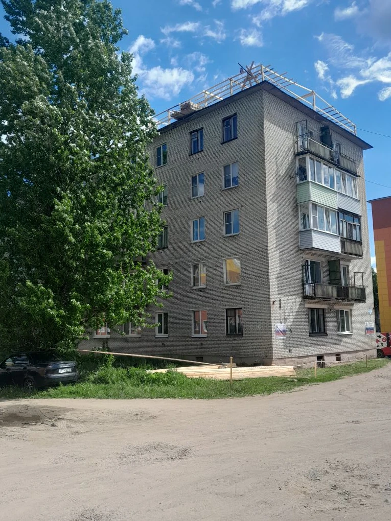 Идут работы по кап.ремонту кровли п.Важины,ул.Школьная д.3