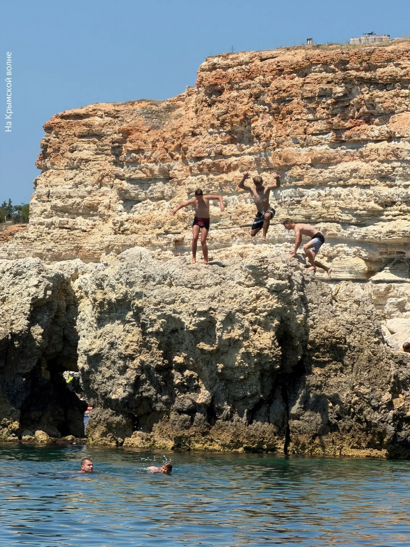 Пляж "Голубая бухта" в Севастополе 

🌊 Вода здесь чистая, прозрачная, а подводный мир интересный. З