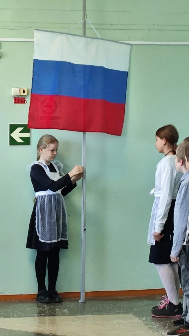 Флаг Российской Федерации торжественно подняла Попова Вера, представитель нашей команды, которая поб