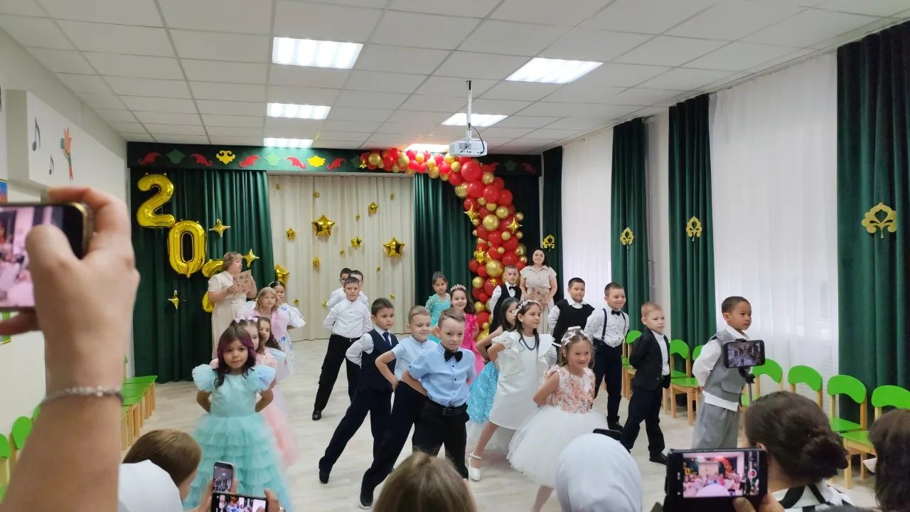 Бүген бакчабызда мәктәпкә әзерлек төркеме балаларының Чыгарылыш бәйрәме үтте.  Балалар ...