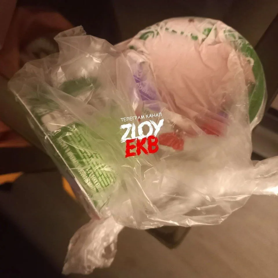Заказала продукты в Я.лавке. привезли продавленный йогурт.