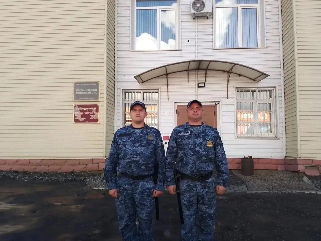 В Омской области судебные приставы пришли на помощь пожилому мужчине у здания суда