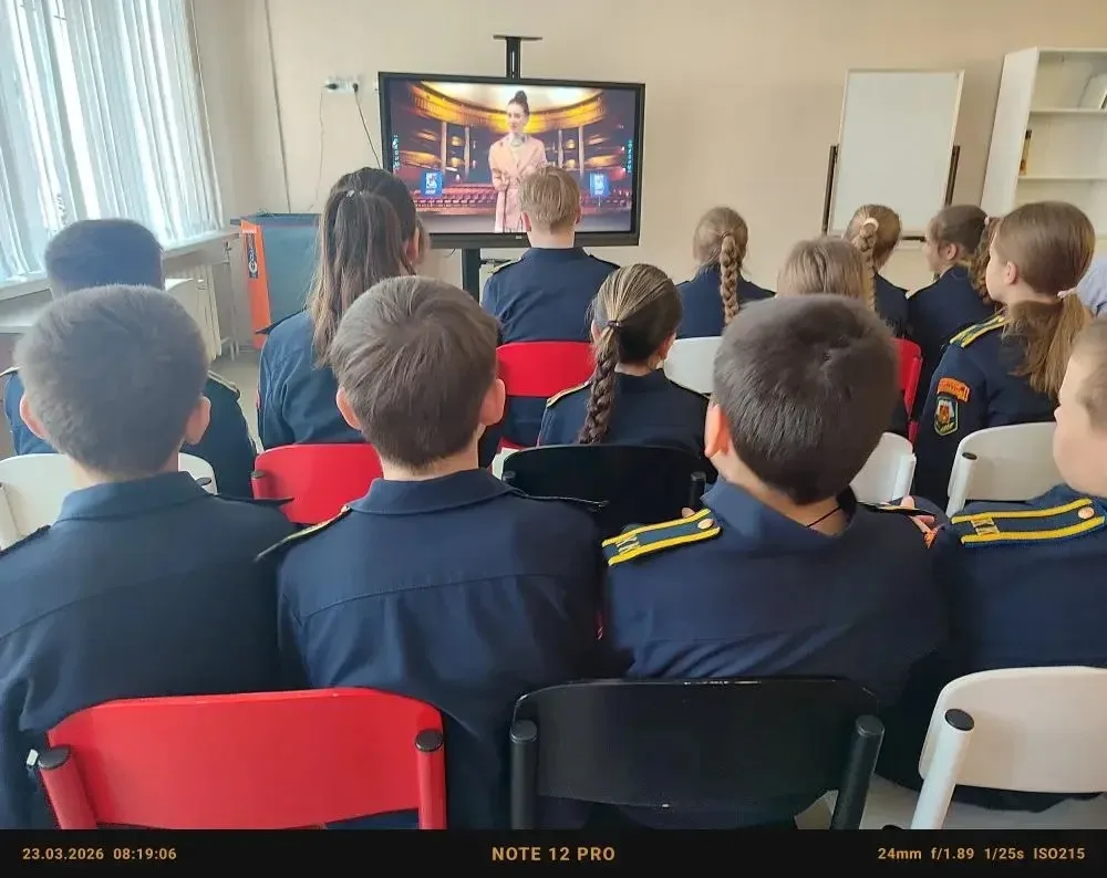 📌В МОУ «Глебовская СОШ» утро для школьников началось традиционно с торжественной линейки , церемонии