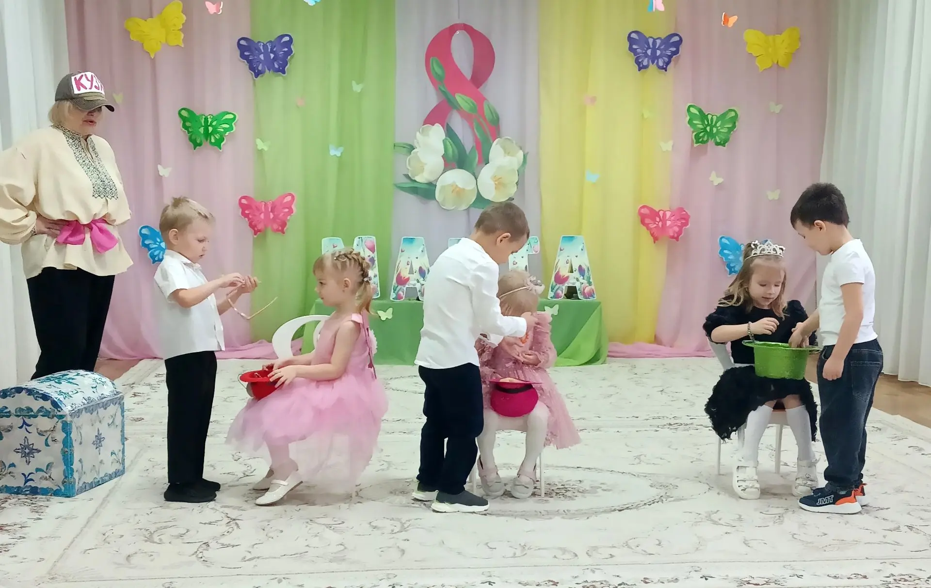 Утренник в средней группе "Капельки", посвящённый Международному женскому дню 8 марта, ...