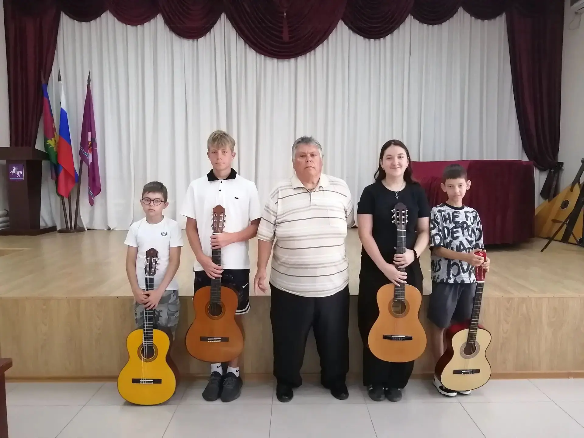 КОНЦЕРТ И БЕСЕДА «РОССИЯ — МОЙ ДОМ РОДНОЙ»

🎶 В рамках летней площадки преподаватель Кругликов Олег