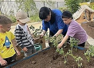 #ГодДошкольногоОбразования

#ГДОКрым

Посадка огорода в детском саду: маленькие шаги к большим знани
