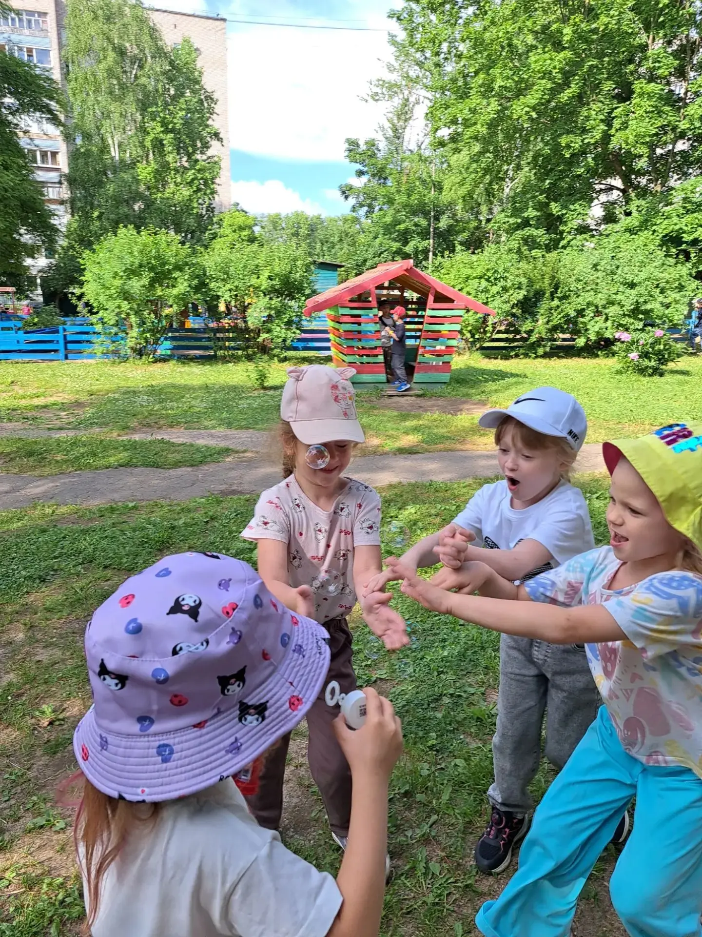 День ветра в детском саду! 🌬

Сегодня на старшей группе "Почемучки" прошёл  — День ветра! 🌀
Наши р