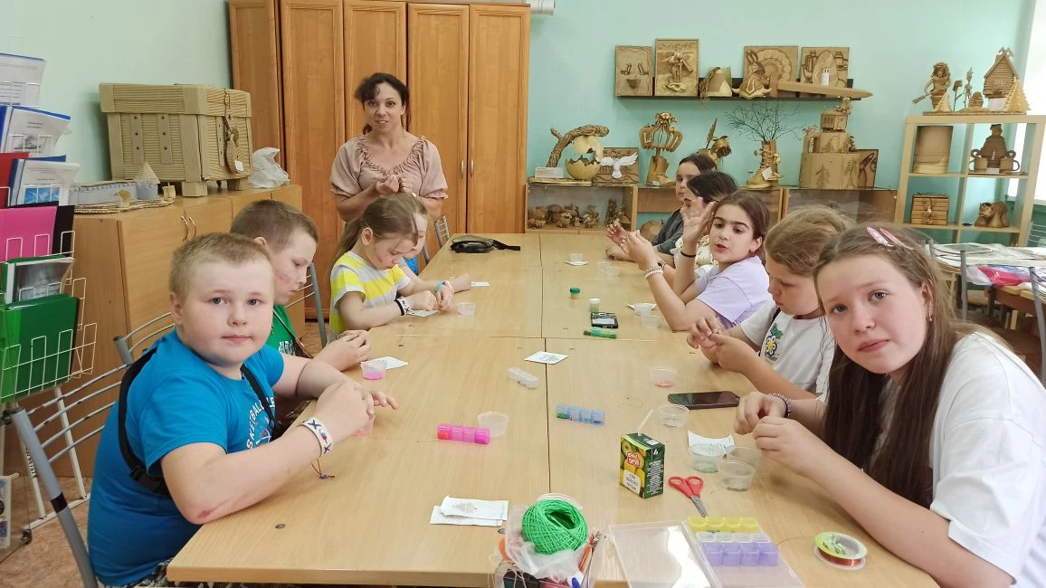 Яркие поделки из бисера: от сердечек до авокадо.
🎨 В летнем оздоровительном лагере педагог дополнит