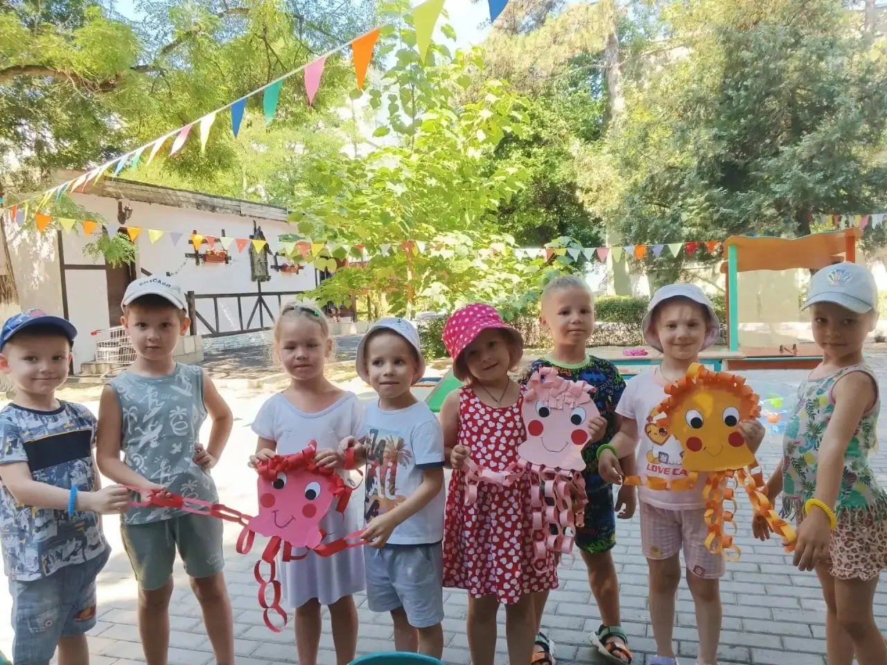 Осьминог 🐙✂️

На прогулке ребята из средней группы «Рябинки» познакомились с удивительным миром под