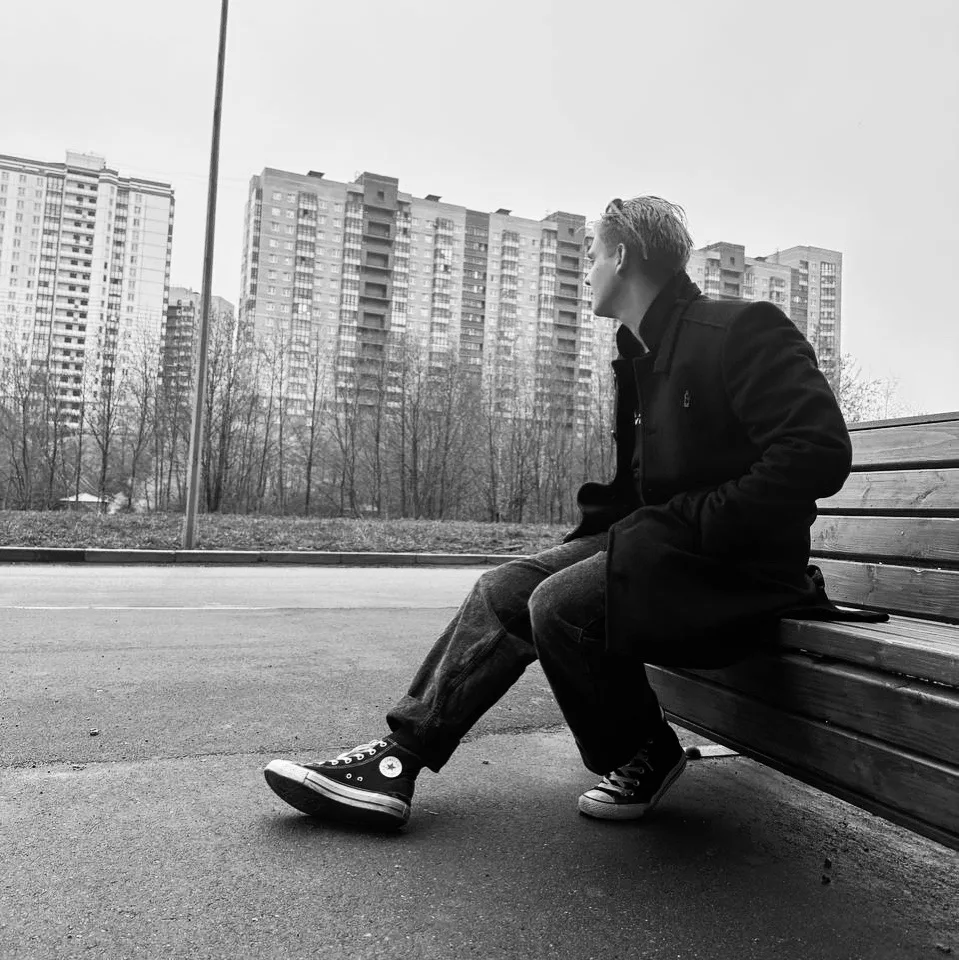 Действующие лица прошлого снова возникают в настоящем. То, что вчера было настоящим не ...