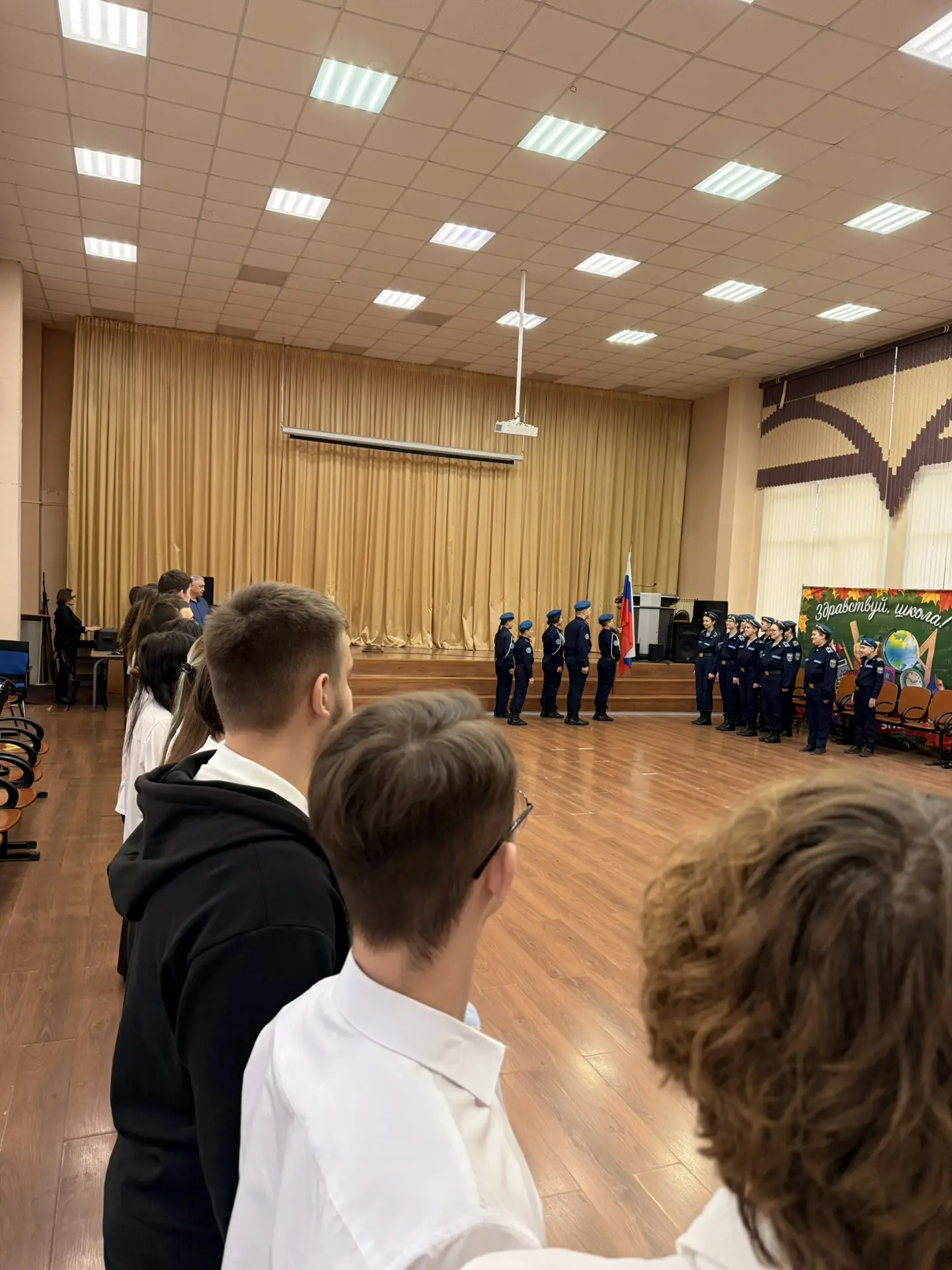Утро понедельника. Традиционное поднятие флага кадетами 5 взвода.