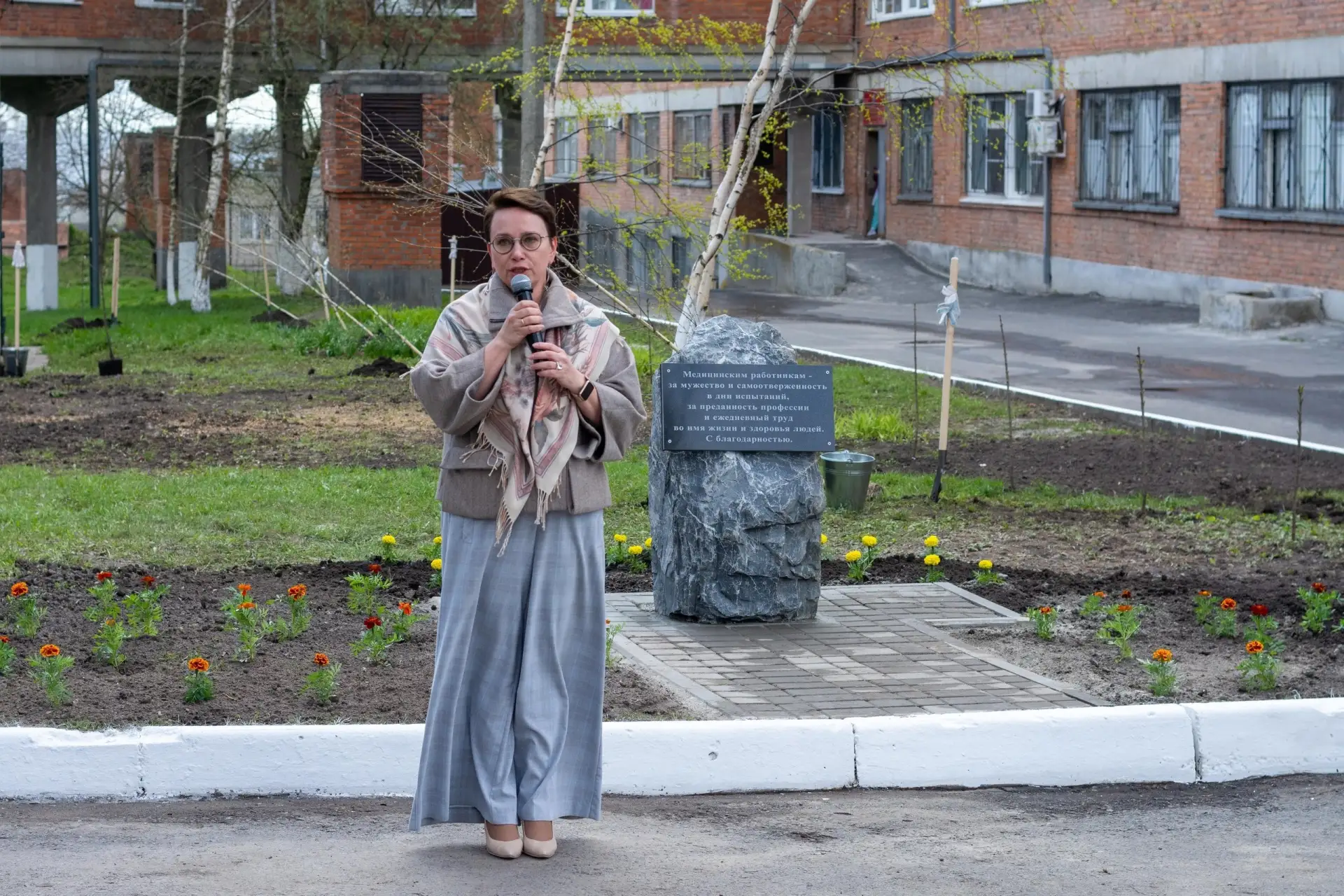🙏  В Курске на территории больницы скорой медицинской помощи установили памятный знак, посвященный м