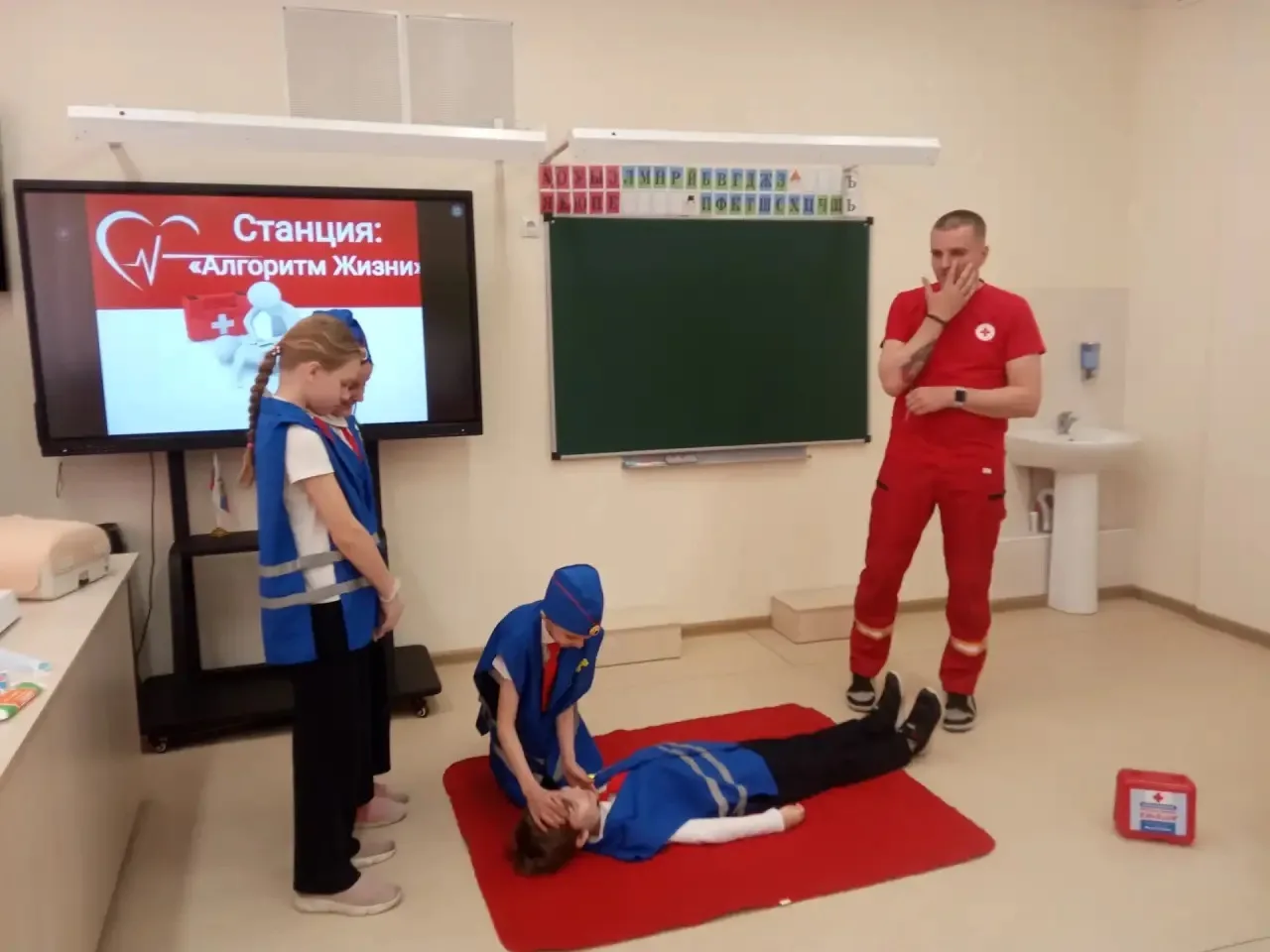 🚦✋ «Дорожный дозор» в действии: безопасность на дорогах и первая помощь!  Отряд ЮИД МАОУ «Школа № 10