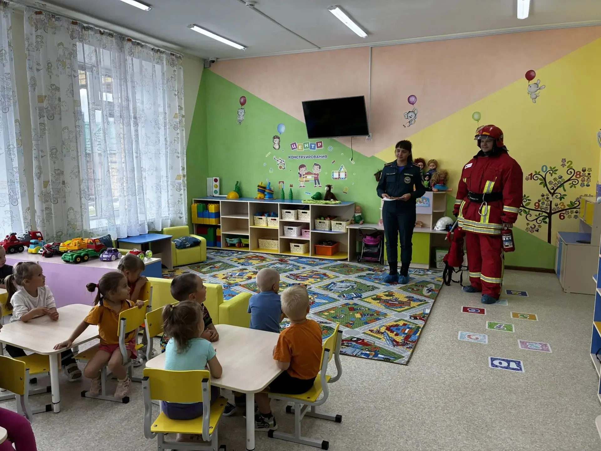 Вчера к нам в детский сад приходили гости. Курсант Сибирской пожарно- спасательной академии МЧС Росс