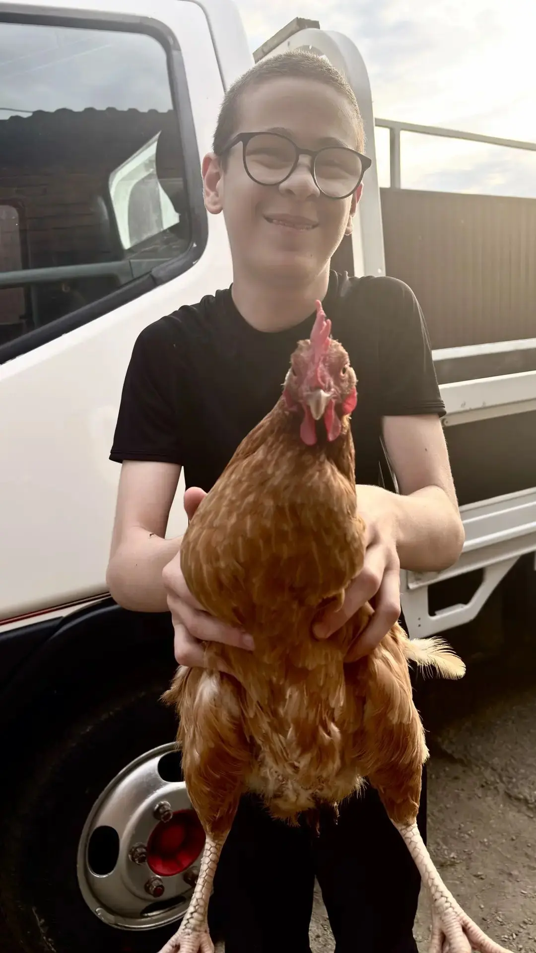 ✨☀️ Карданов Ренат у бабушки  в Адыгее помогает по хозяйству 🐓
‼️ Мероприятие направлено на организ