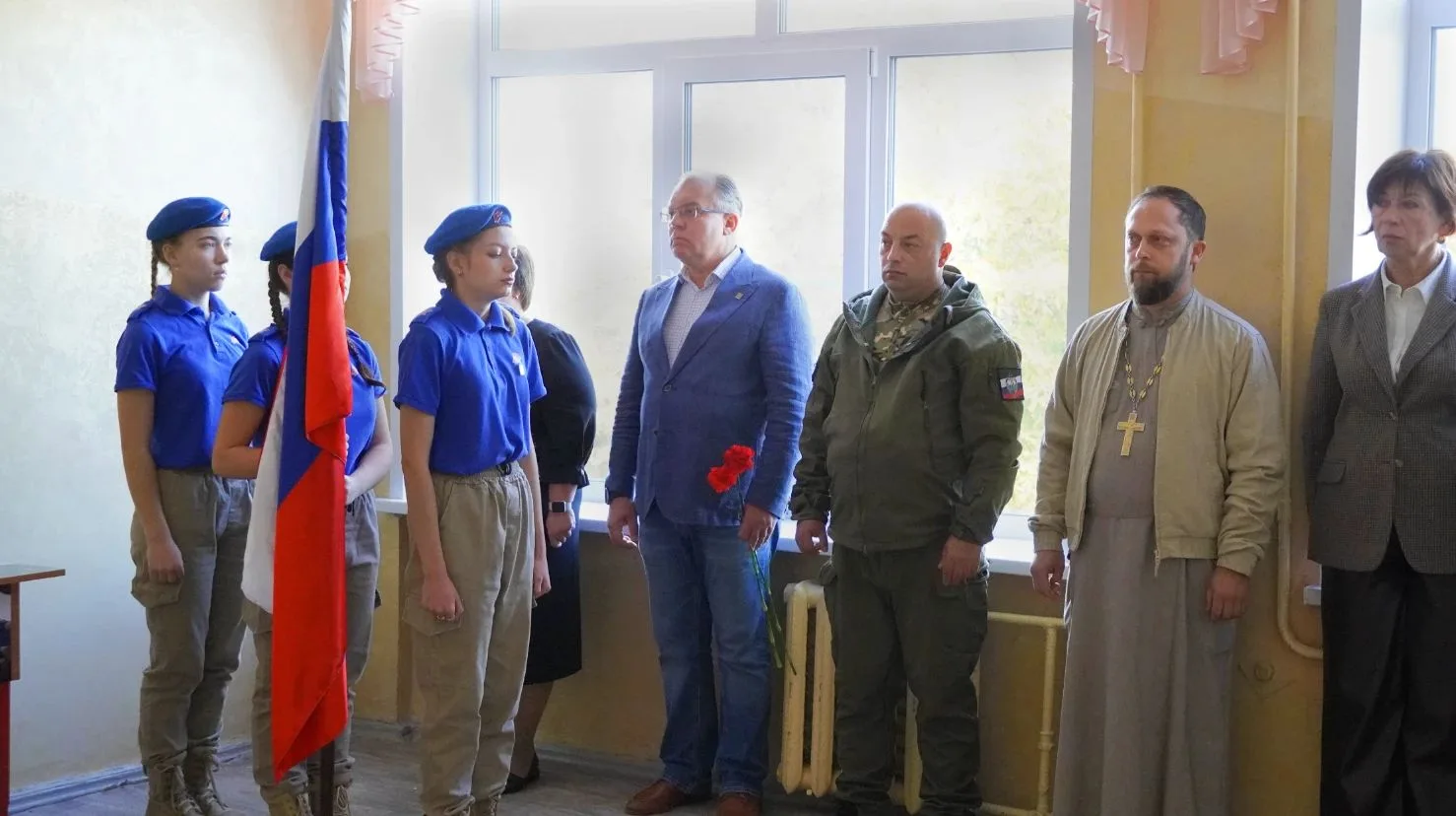 В Воронцовской школе торжественно открыли «Парту Героев» и стенд, посвященный памяти вы...