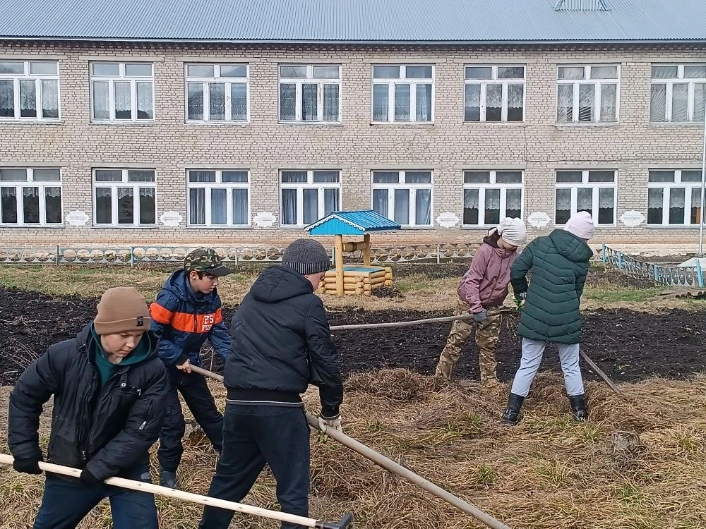 Сегодня в нашей школе прошёл традиционный субботник.