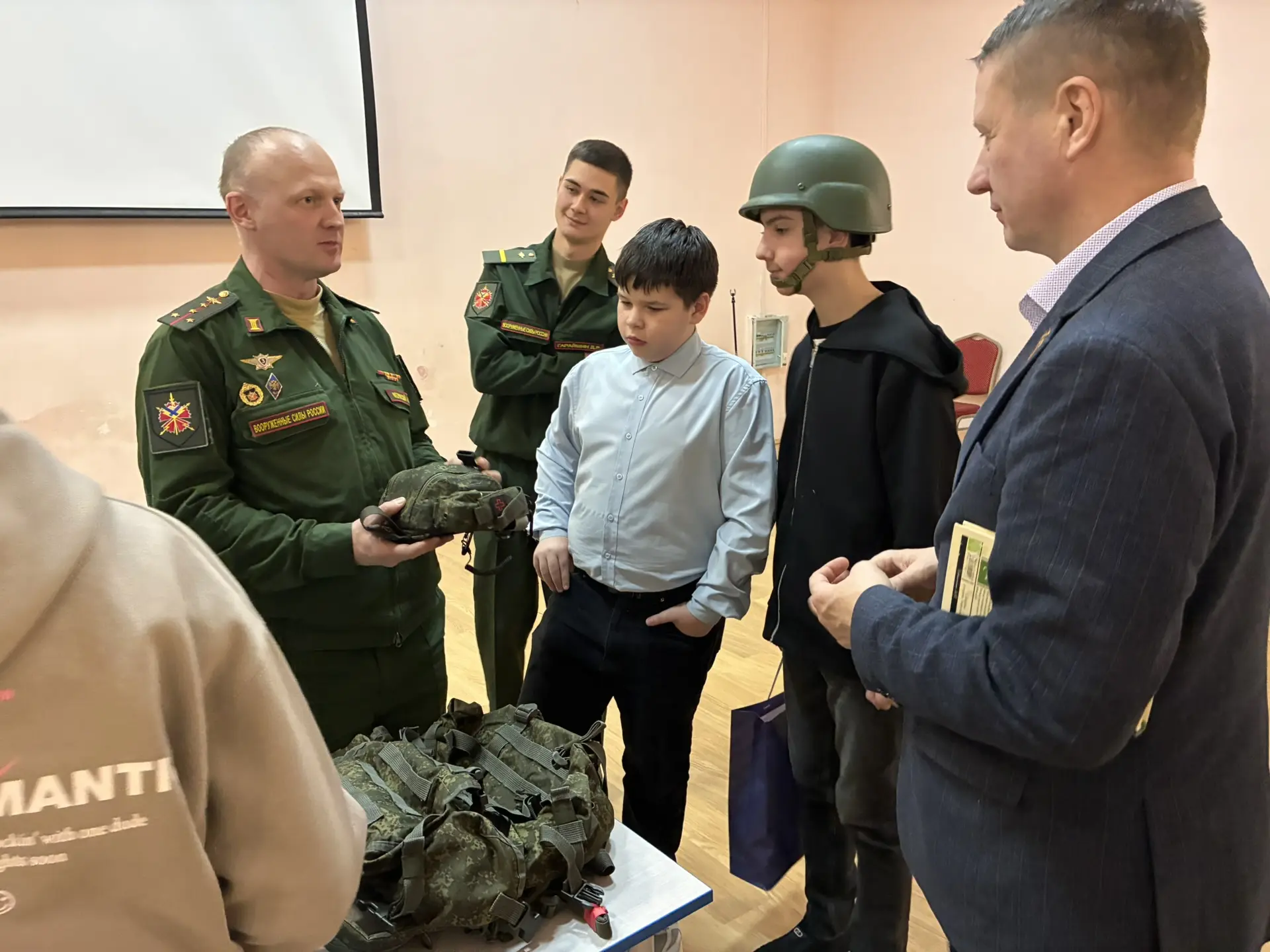 🇷🇺 Встреча с героями: в школе №175 прошел Урок мужества🇷🇺  В рамках патриотического воспитания молод