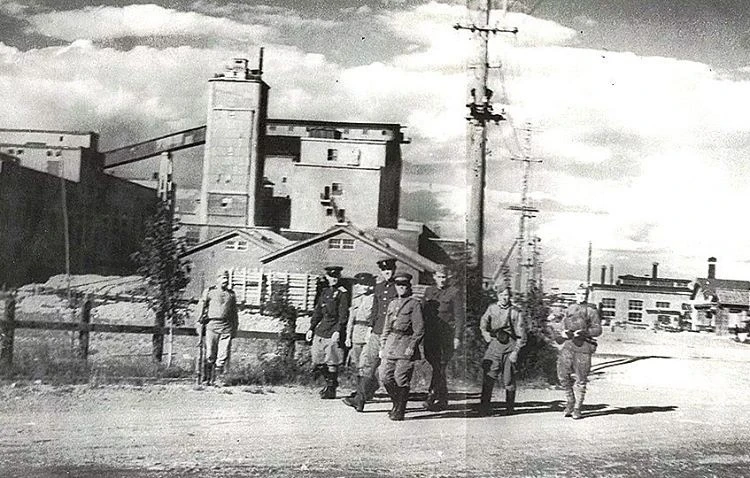 Военные обходят здания бумажного завода в г. Сикука (Ныне Поронайск). Сентябрь.
