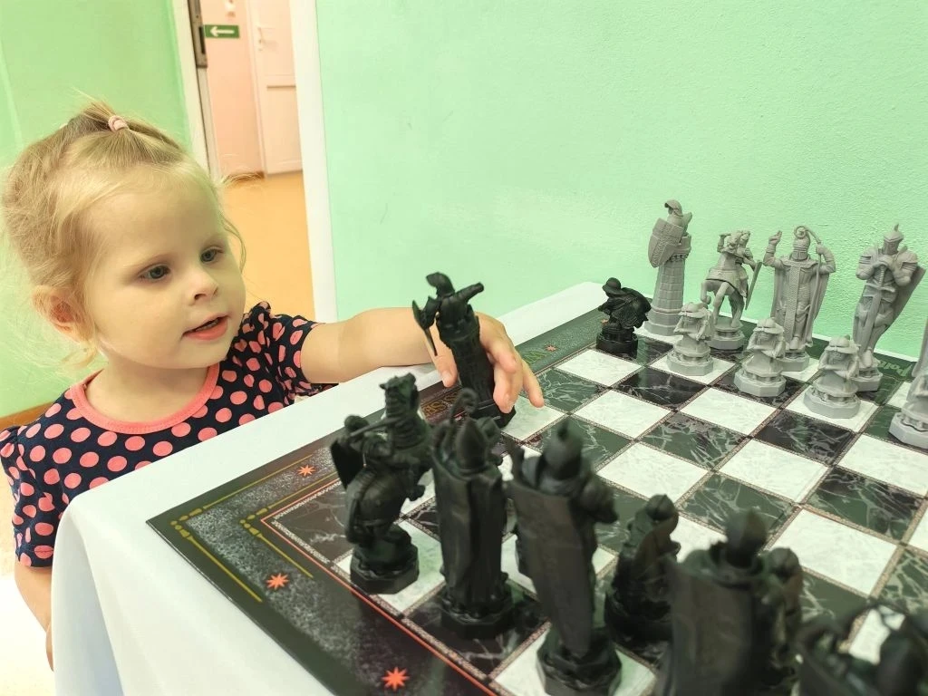 Зовется шахматной страной двухцветная страна,
