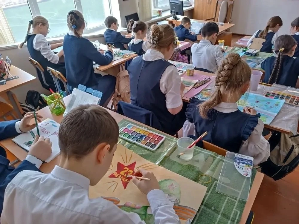 🎨✨ В преддверии Дня защитника Отечества ученики 4 «А» класса с огромным энтузиазмом и творческим вдо