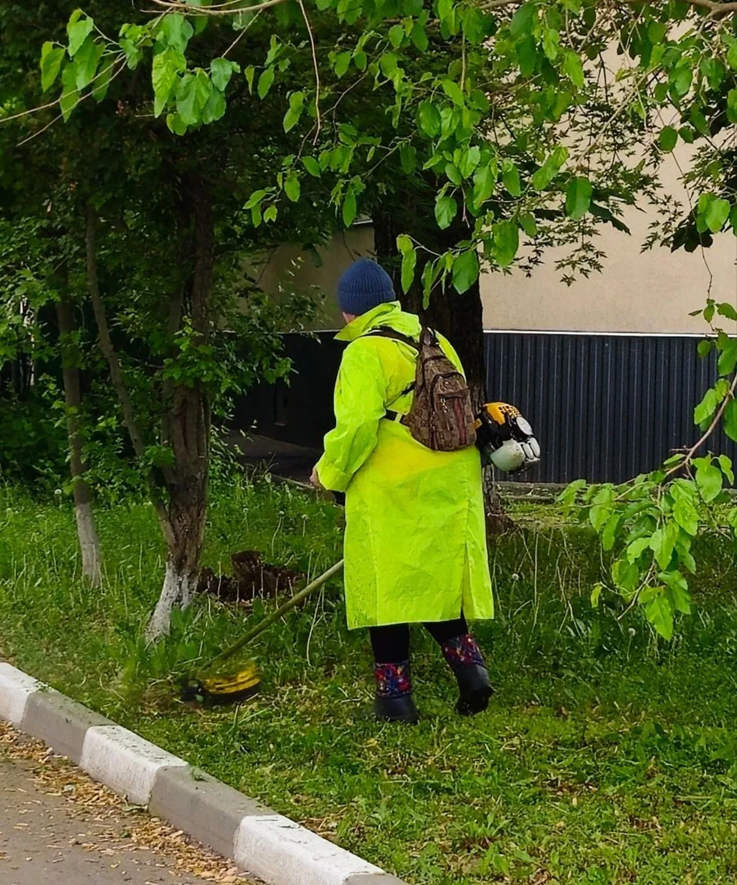 Продолжаем покос травы на обслуживаемых дворовых территориях согласно графику.