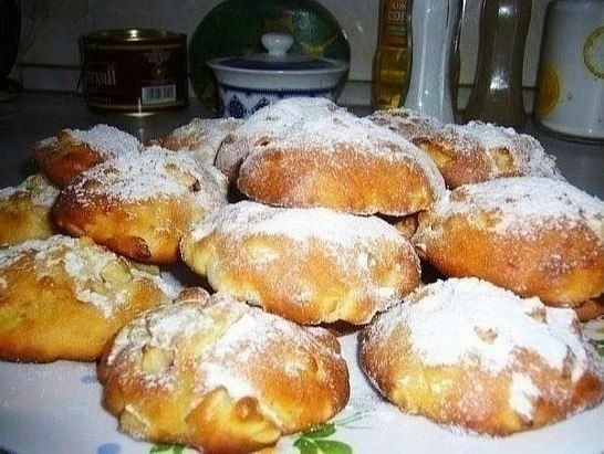 Яблочные булочки.

Ингредиенты:

- 120 г сахара
- 4 яйца
- 200 г растопленного маргарина
- 1 пакетик