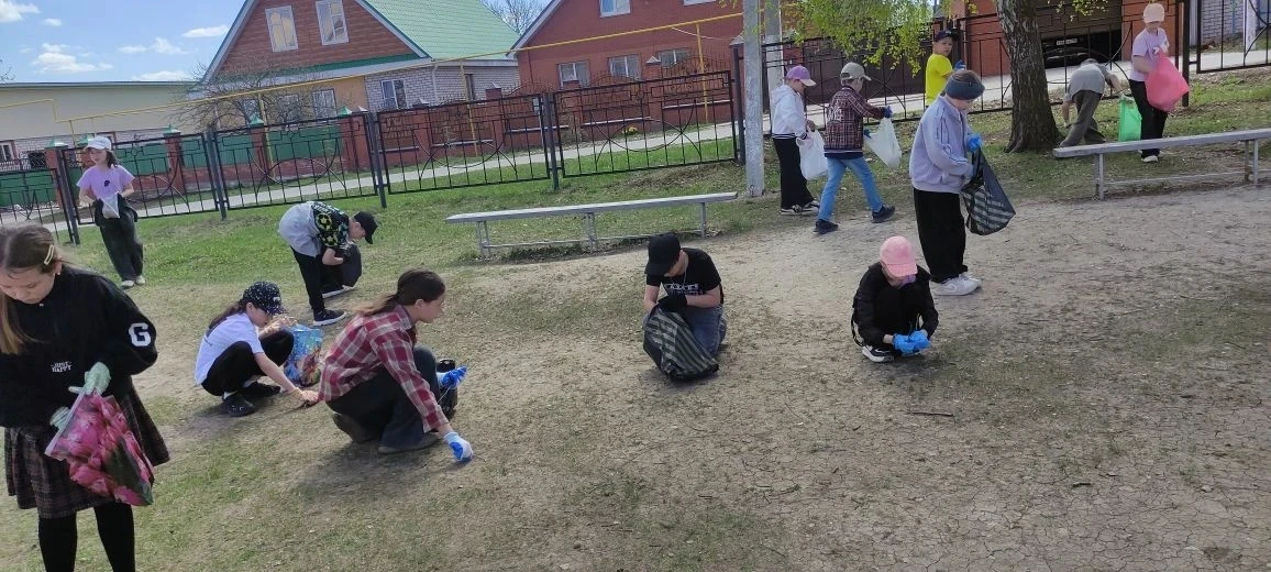 Ученики начальных классов присоединились к акции «Весенняя неделя добра». Ребята привели в порядок и